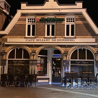 Cafe de Herberg, Omen